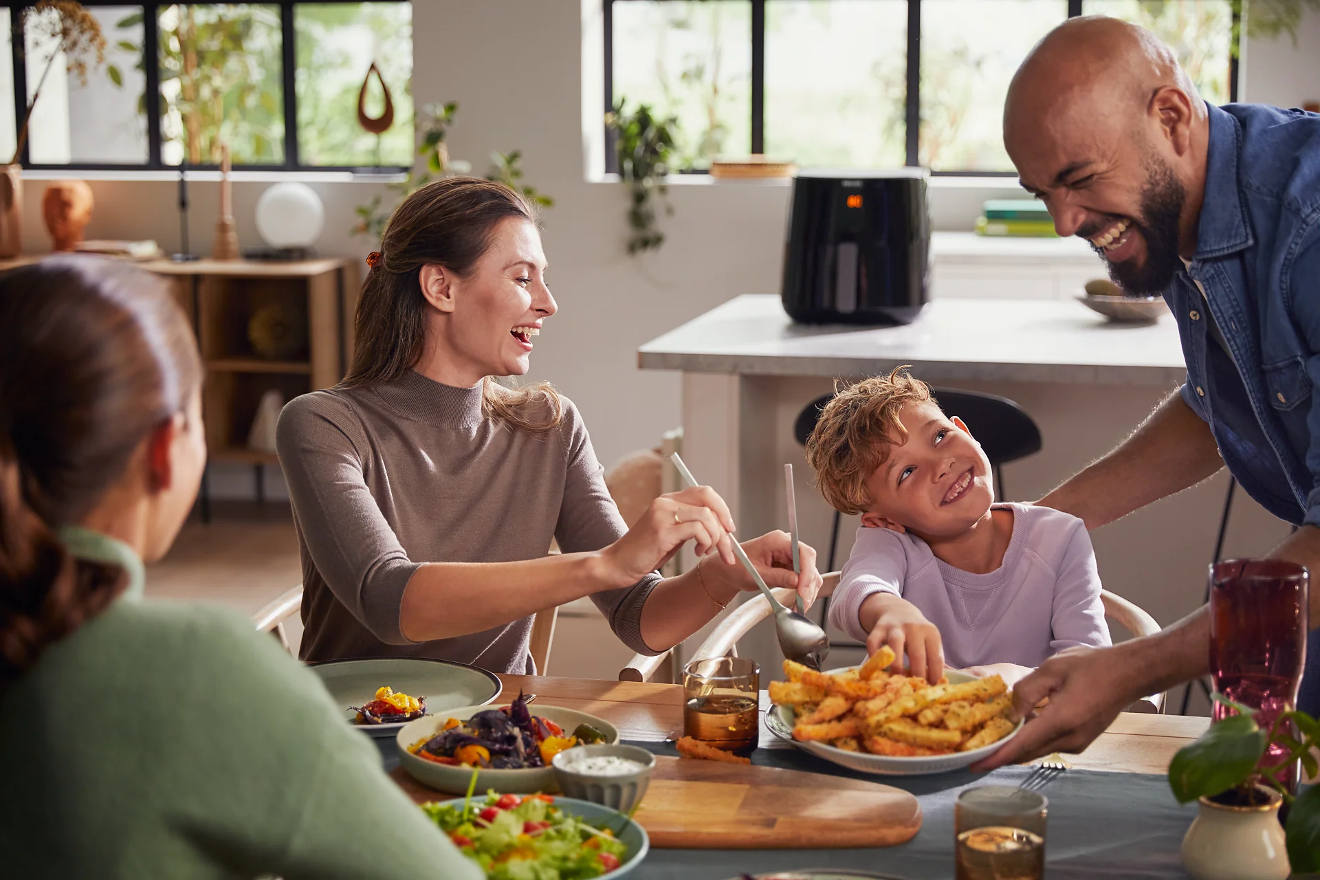 Philips Essential Air Fryer with Wi-Fi Connection, 6.2 Liters, 2000 Watt, Black - HD9280-91 - Image 8
